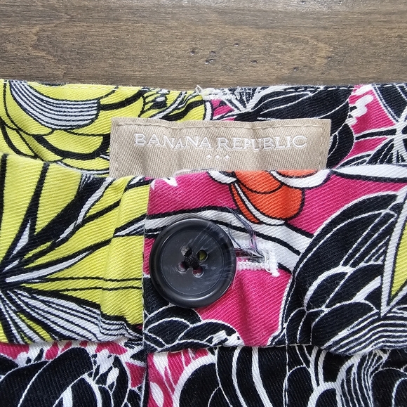 Banana Republic Women's Flowered Shorts sz 2 - Picture 3 of 5